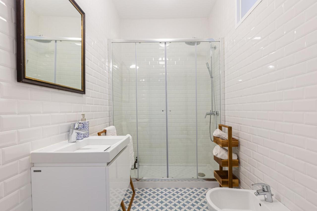 White & Blue Vintage Home In Graca Lisbon Bagian luar foto