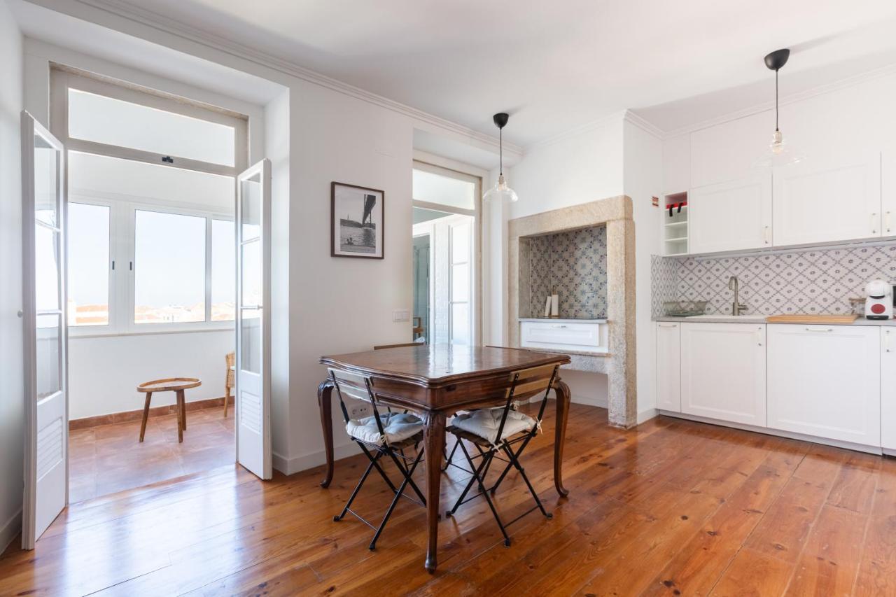White & Blue Vintage Home In Graca Lisbon Bagian luar foto